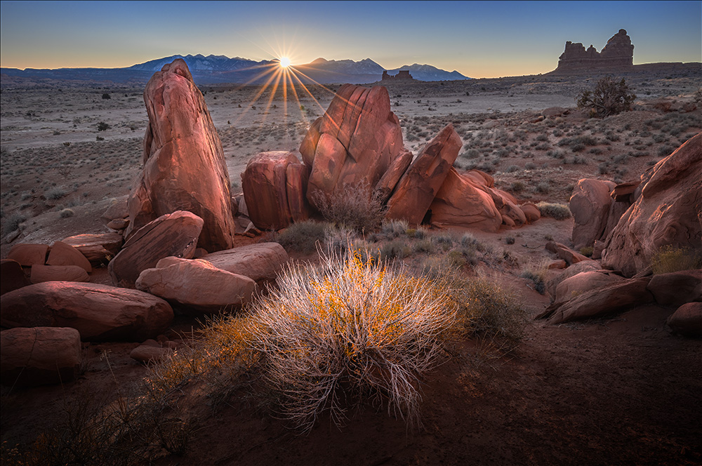 This spot, not far from the entrance of Arches National Park, could be a decent one for people who, like me, are too lazy to drive farther while still half-asleep.