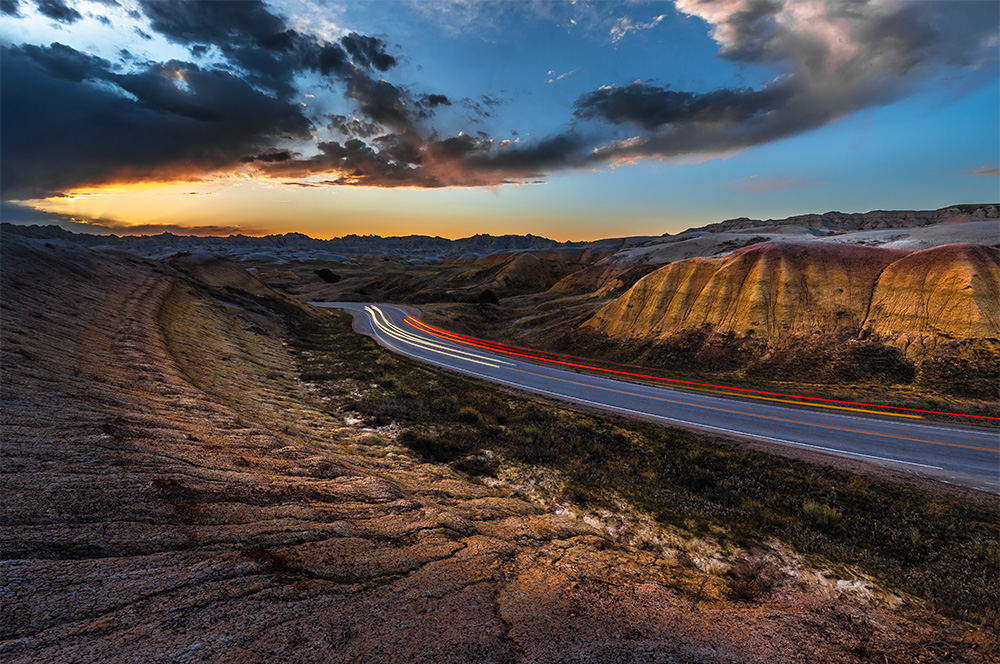 I love empty national parks when you don't need to fight for a parking spot. Sometimes, however, I unexpectedly wish for more people. Or rather cars. Typically, when I try to complete my composition with a bright line of the headlights and not a single damn vehicle shows up within 15 minutes.